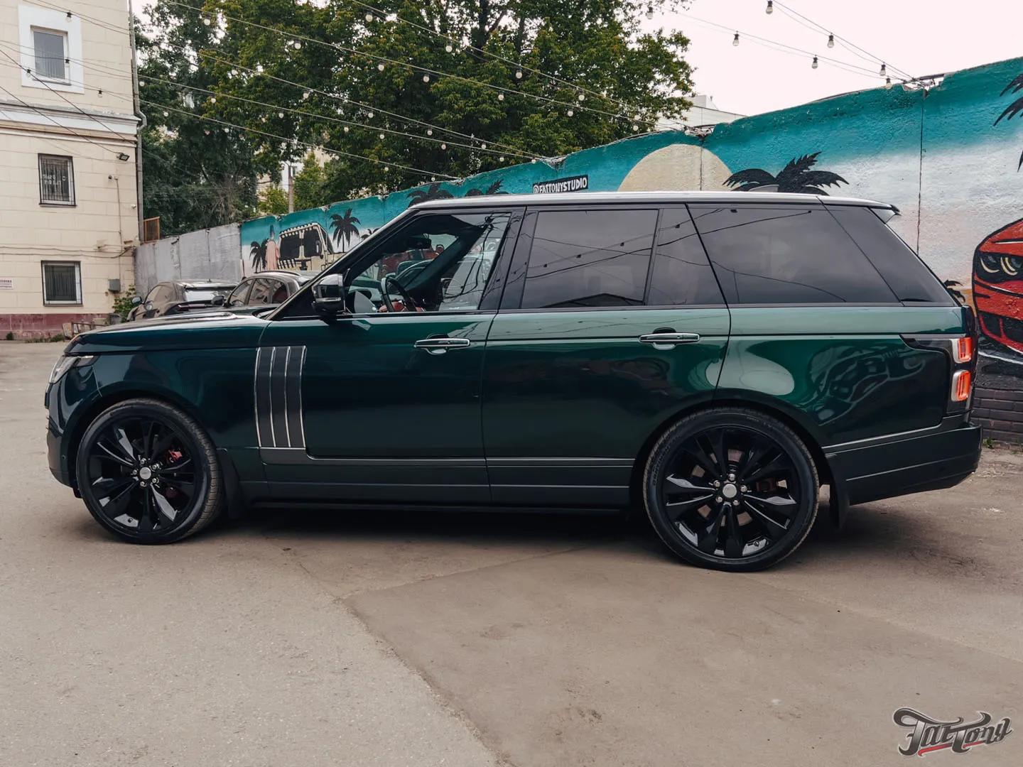 Подобрали сложнейшую краску для Range Rover SVAutobiography! Ремонт и окрас бампера, оклейка, окрас суппортов и дисков, цветные ремни безопасности и установка видеорегистратора